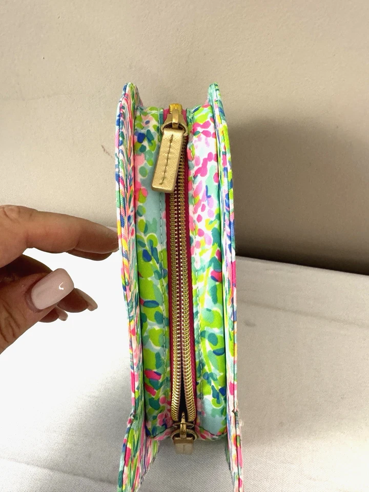 Estojo de maquiagem Lilly Pulitzer Shell Catch the Wave 8,5" Preppy Travel Resort Beach - Imagem 4 de 4