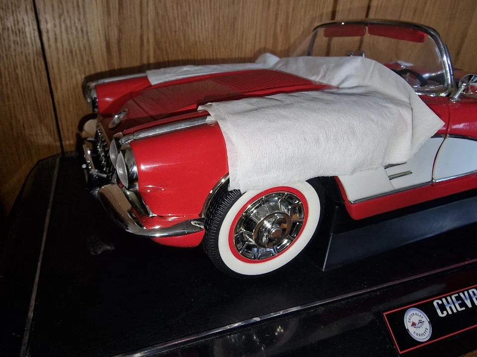 SOLIDO ref: 1201 CHEVROLET CORVETTE 1958 Die-Cast Model Car 1/12 Scale Red/White - Image 4 of 4