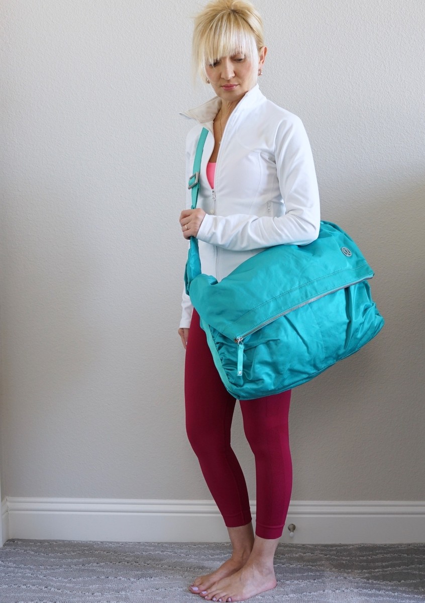 lululemon on the move bag EUC (Used 1x) Lululemon Move It Messenger Shoulder Bag Teal Green