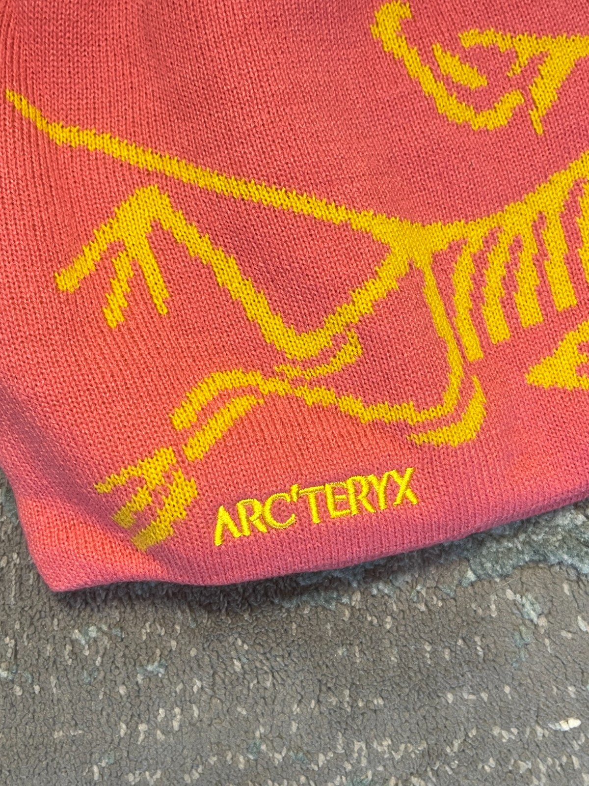 ARC'TERYX Cappello Vintage Arc’teryx Fernie Toque Red Beanie – Giallo Logo Dinosauro Maglia