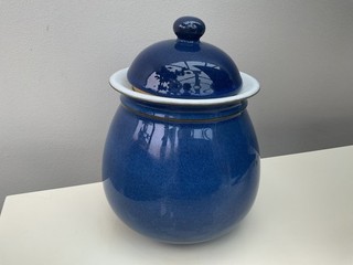 Barattolo portaoggetti Denby Imperial Blue realizzato artigianalmente nel laboratorio dei ceramisti.