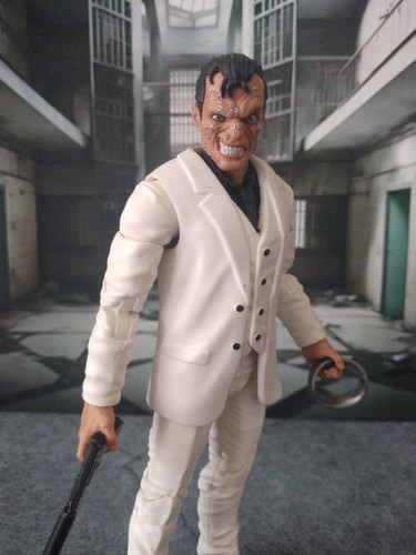 HASBRO MARVEL LEGENDS WALGREENS EXCLUSIVE JIGSAW - Picture 2 of 5
