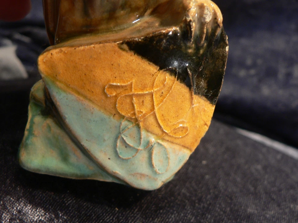 STUDENTIKA um 1920: FIGUR: EULE hält STUDENTISCHES SCHILD mit Farben und Zirkel - Bild 3 von 4