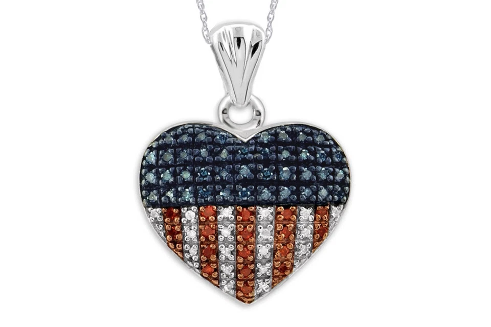 Colgante en forma de corazón con bandera de diamantes blancos, azules y rojos de 1/4 quilates en plata chapada en oro de 14 K Foto 2 de 4