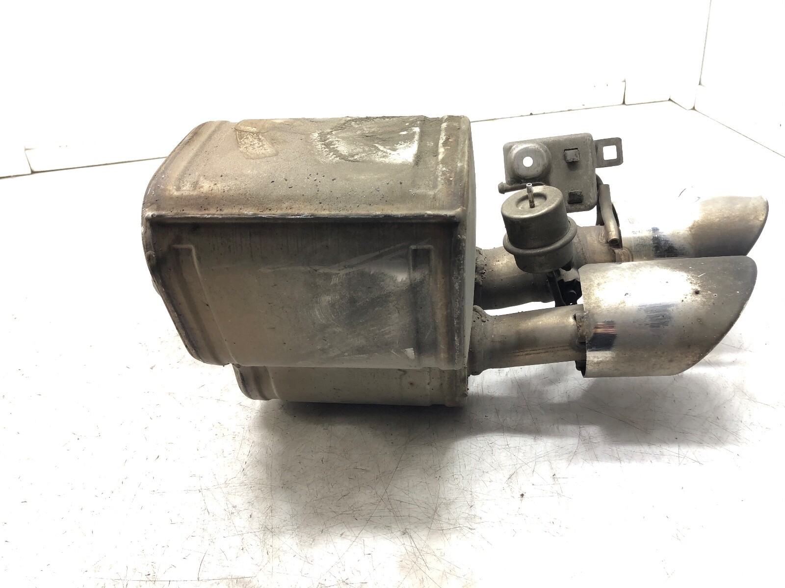 2014-2019 MASERATI GHIBLI LEFT REAR EXHAUST MUFFLER BAFFLE TIPS SILENCER OEM.