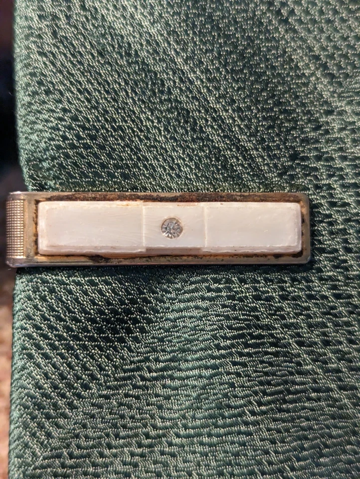 Barra de clip de corbata blanca perlada tono dorado inserción de plástico Foto 2 de 4