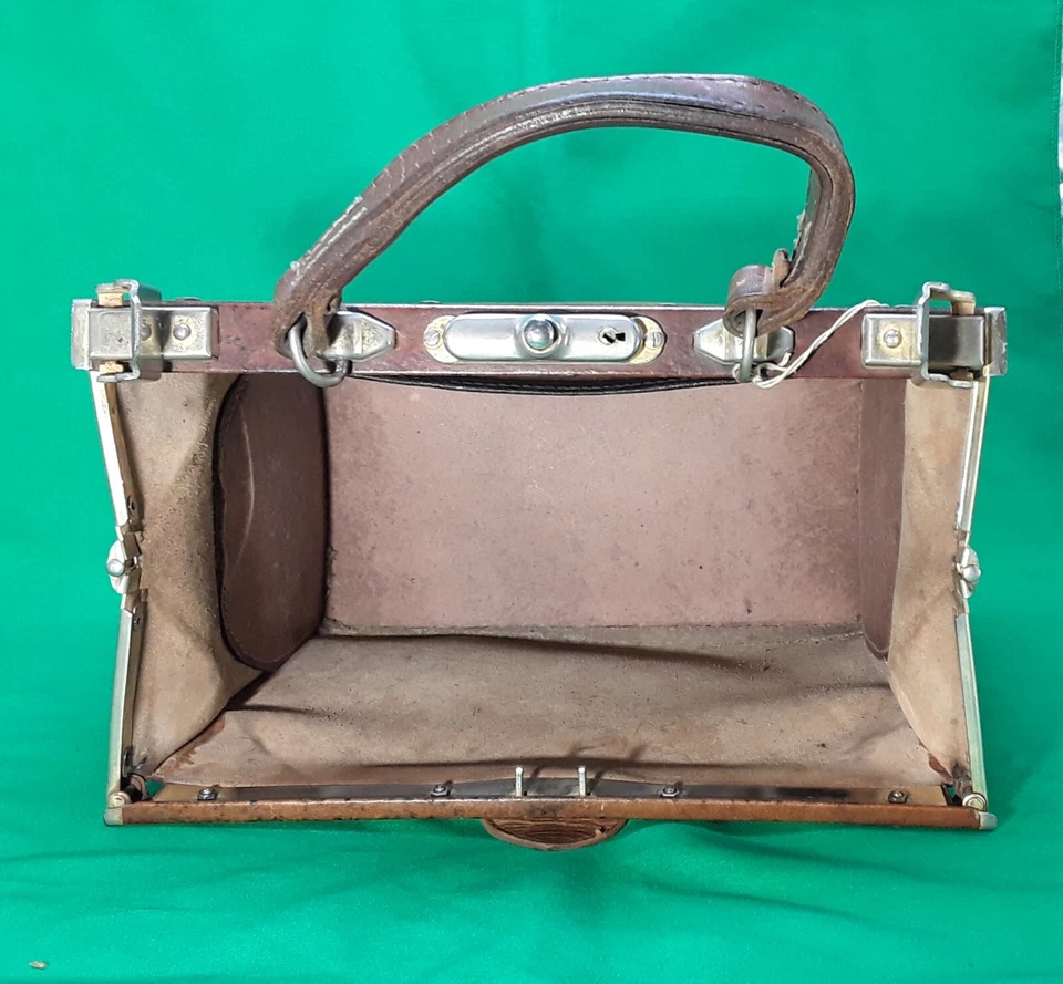 ANCIEN SAC DE MÉDECIN EN CUIR AVEC SA CLÉ - Photo 4/4