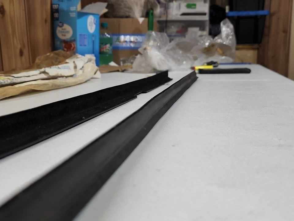 Chevy Corvette 1984-89 sellos de puerta interior derecha y derecha 14071842 14071841 nuevo como nuevo GM OEM Foto 4 de 4