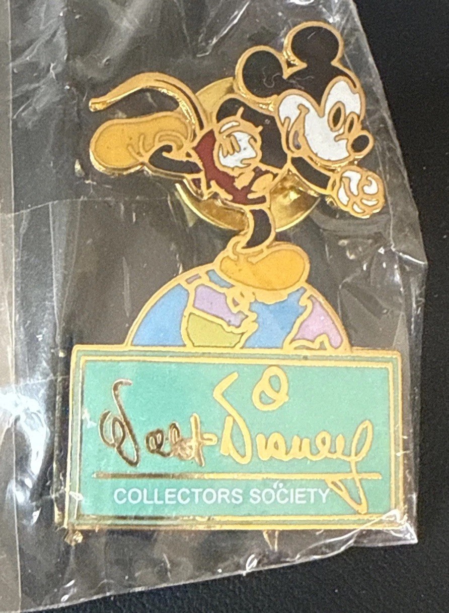 Disney pin 18932 Mickey Mouse Walt Disney Collectors Society World globe WDCS