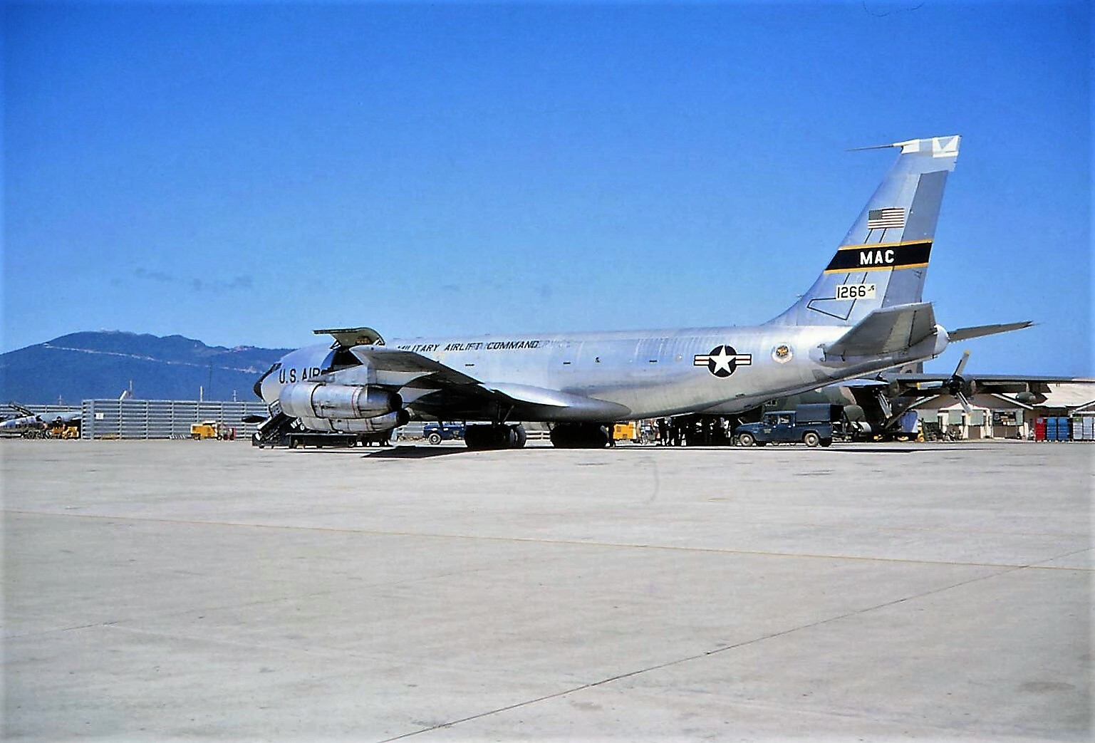 XL C135 STRATOTANKER KC135 AIRPLANE HAT LAPEL PIN US AIR FORCE USAF