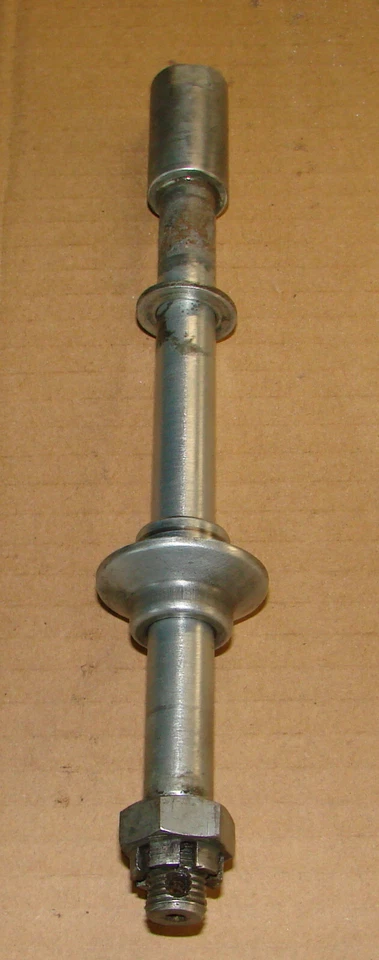 EJE RUEDA DELANTERA con TUERCA ------ 1977 KAWASAKI KZ400A DELUXE Foto 2 de 2