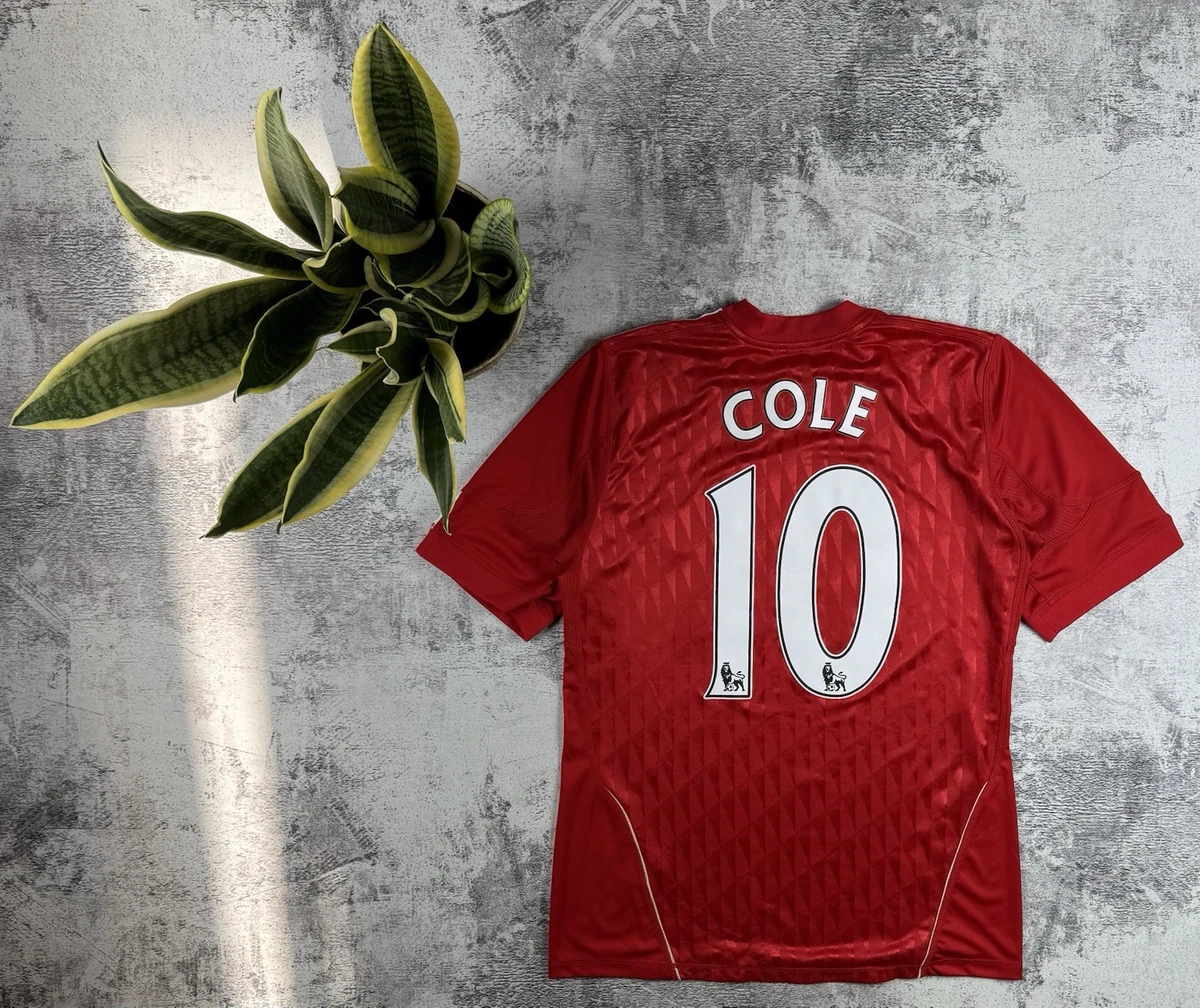 Liverpool football shirt Joe Cole リバプール Liverpool FC new signing Joe Cole holds up a Liverpool shirt at