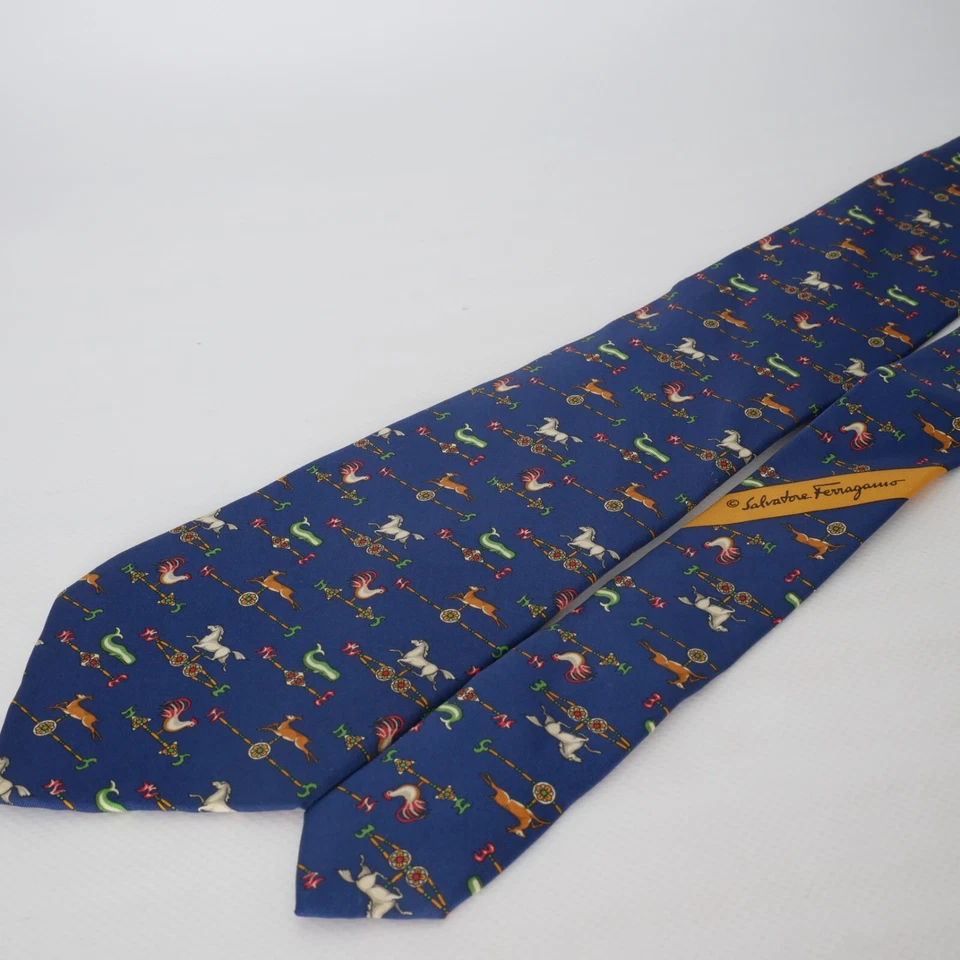 Corbata de seda SALVATORE FERRAGAMO para hombre azul estampado animal caballo pájaros antílope ITALIA Foto 3 de 4