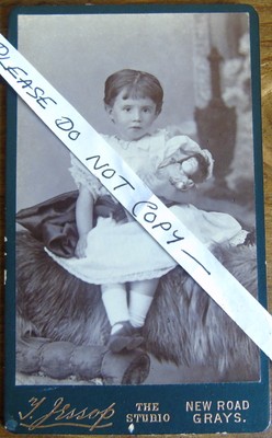 Viktorianisches CDV junges Mädchen mit kurzen abgeschnittenen Haaren hält Puppe Foto Jessop Grays