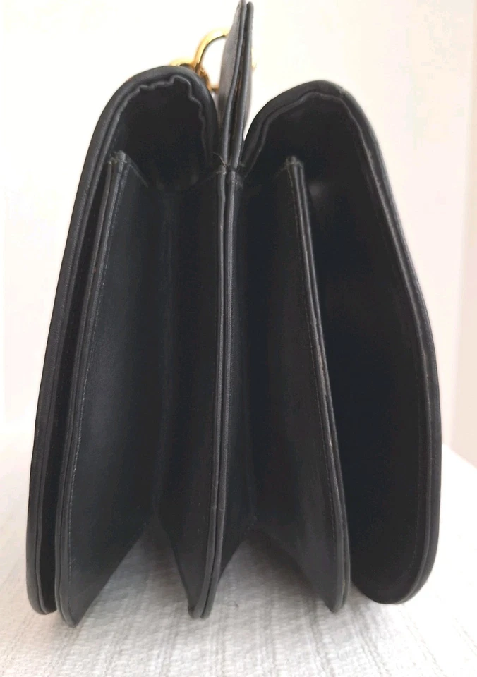 Bolso de mano de cuero vintage hecho en Italia negro/dorado herrajes/correa bandolera Foto 4 de 4