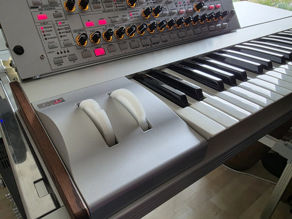 KORG Radias Synthesizer / Vocoder mit Original Ständer (Alu/Chrom) TOP Zustand - Bild 4 von 4