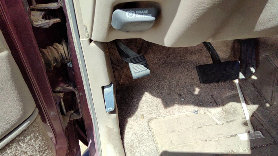 Conjunto de pedal de freno de estacionamiento GMC Yukon 1999 unidad de emergencia completa OEM Foto 3 de 4