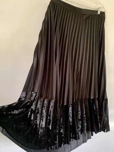 M&S BLACK MID RISE PLEATED SILKY FEEL MIDI SKIRT WITH VELVET TRIM SIZE:20 - Picture 7 of 14