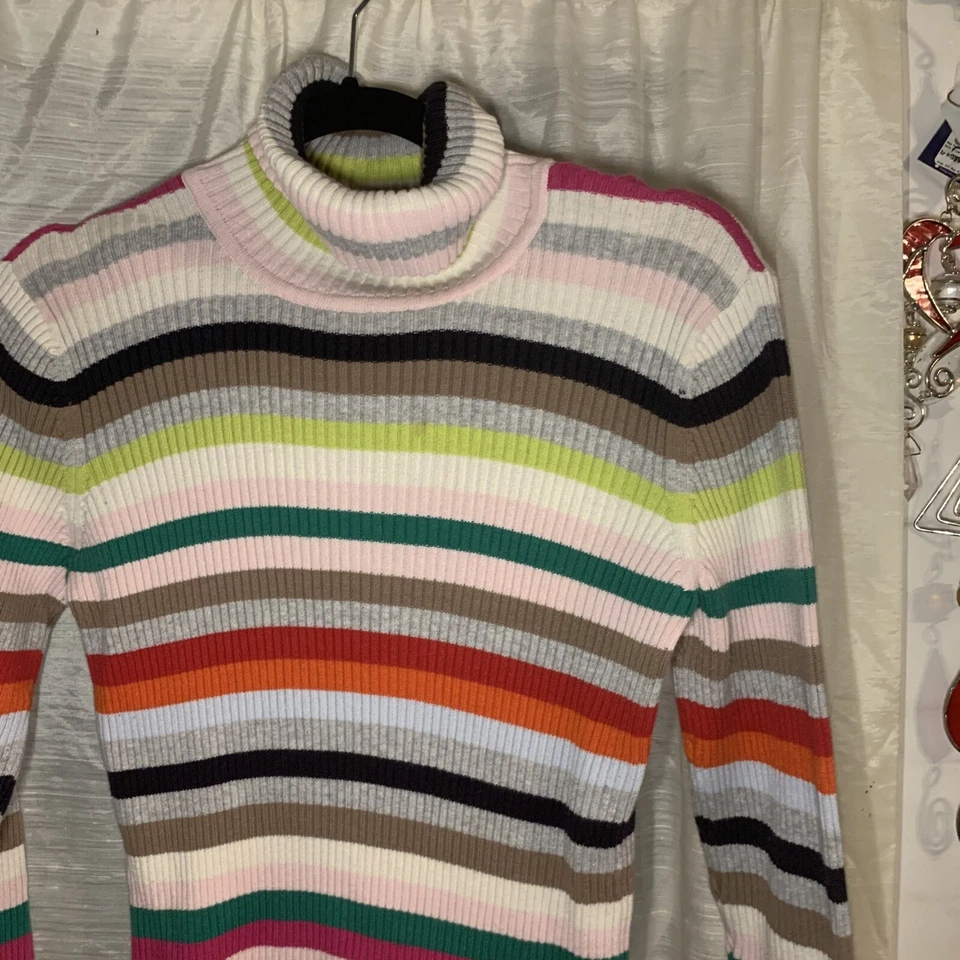 Suéter vintage anos 80 St. Johns Bay listrado colorido gola alta algodão tamanho médio - Imagem 2 de 4