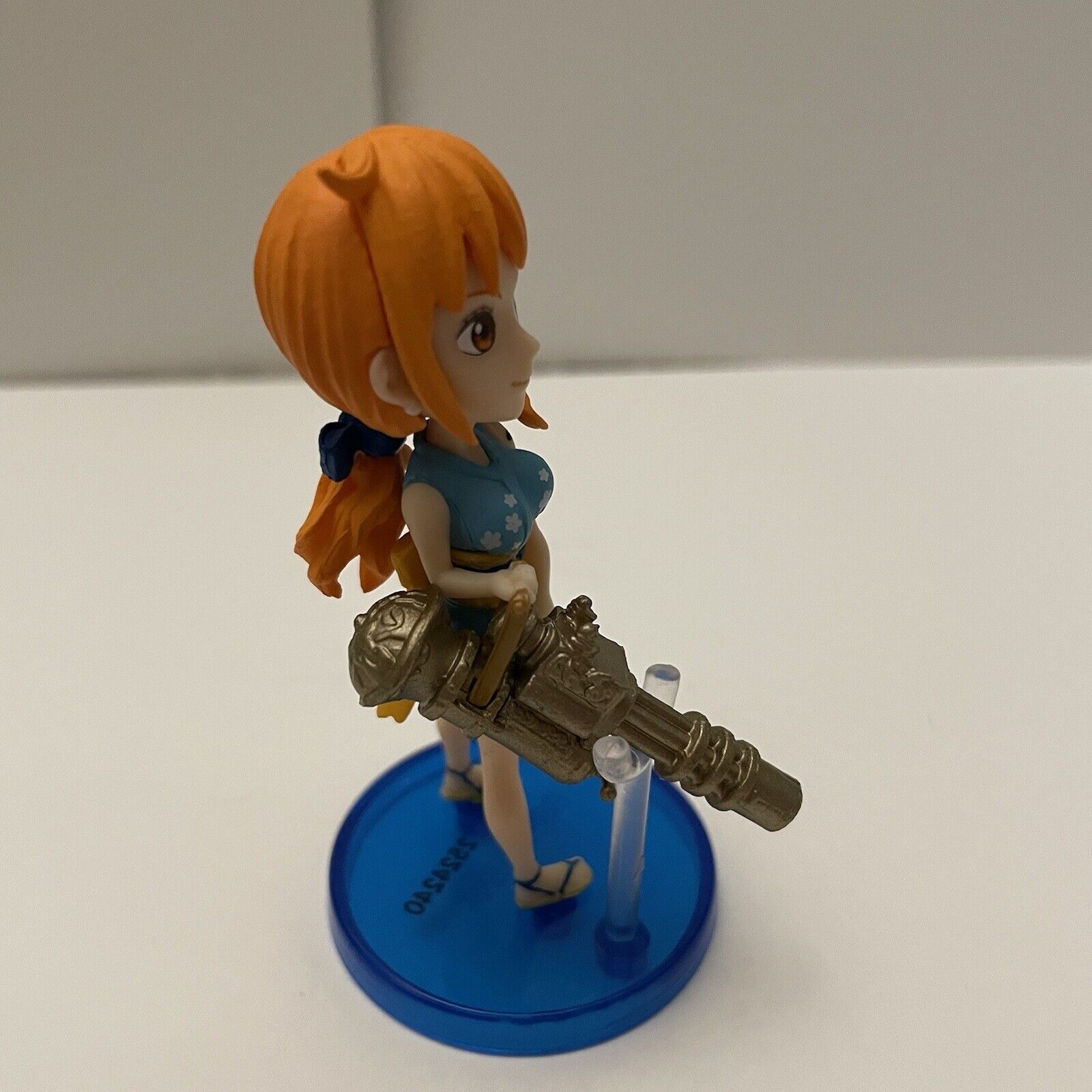 Figure Nami (Casino Suit) ONE PIECE World Collectible Figure