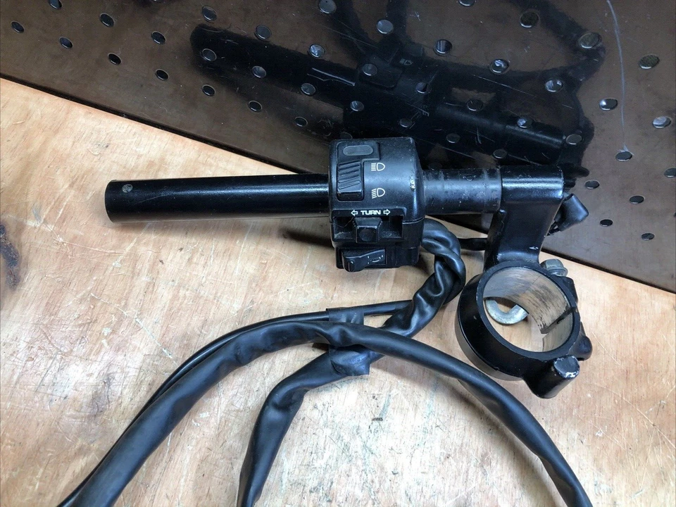 HONDA CBR900RR CBR 1996-1997 FIREBLADE OEM CLIP IZQUIERDO MANILLAR SOLO PIEZAS Foto 2 de 4