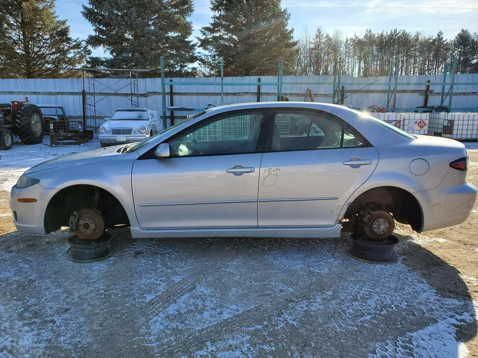 Puerta/tapa del tanque de combustible (plateado) 2003-2008 Mazda 6 Foto 3 de 4