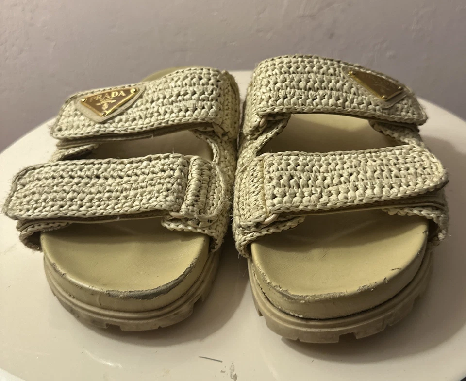 Sandalias para mujer beige con logotipo de Prada efecto rafia Foto 2 de 4