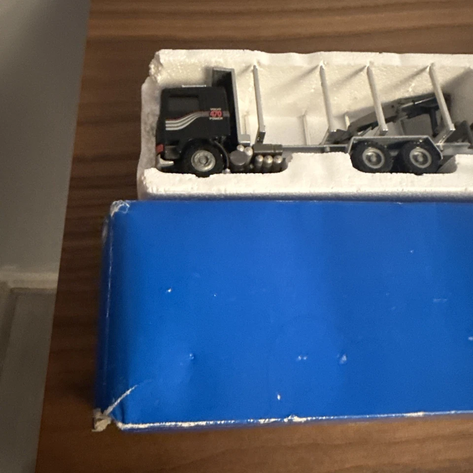 Conrad 280621 Volvo F16 logging truck with trailer 1.50 scale (used) - Image 3 of 4