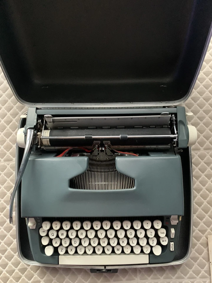 Máquina de escribir portátil Smith Corona Super Sterling con estuche Foto 2 de 4