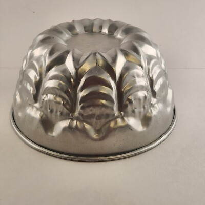 Stainless Steel Aluminum Bundt Cake Pan Inches Across Vintage
