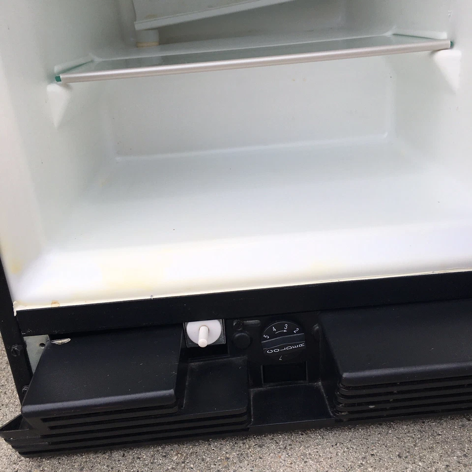 U-Line ULN-15RB-00 Mini Fridge, 2.9 Cu. Ft., Freestanding - Image 3 of 4