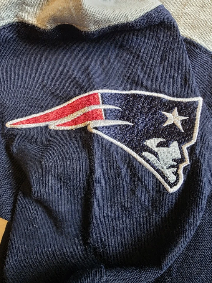 Nombre y número del jugador retirado Mitchell & Ness Randy Moss England Patriots para hombre Foto 3 de 4