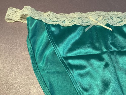 Bragas, bikinis para mujer talla M. verde satén suave con red de pesca y decoración - Imagen 5 de 5