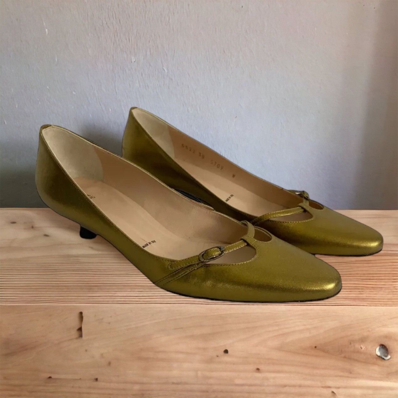 Vera Wang Womens Designer Shoes Gold Sparkle Pumps He… Gem