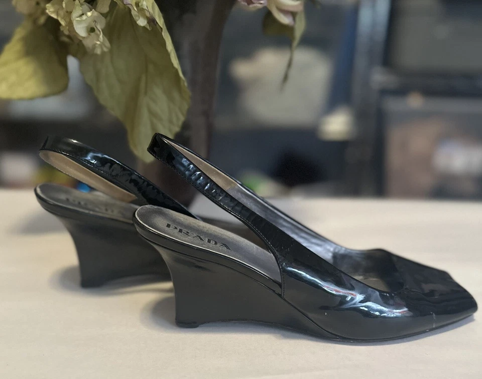 Auténticas cuñas traseras deslizables negras de Prada. Talla 8,5.  Foto 3 de 4