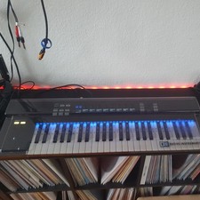 Native Instruments Komplete Kontrol Mk1 mit Decksaver und 49 Fatar Keybed