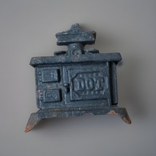 Cast Iron Miniature Stove Collectible Metalware