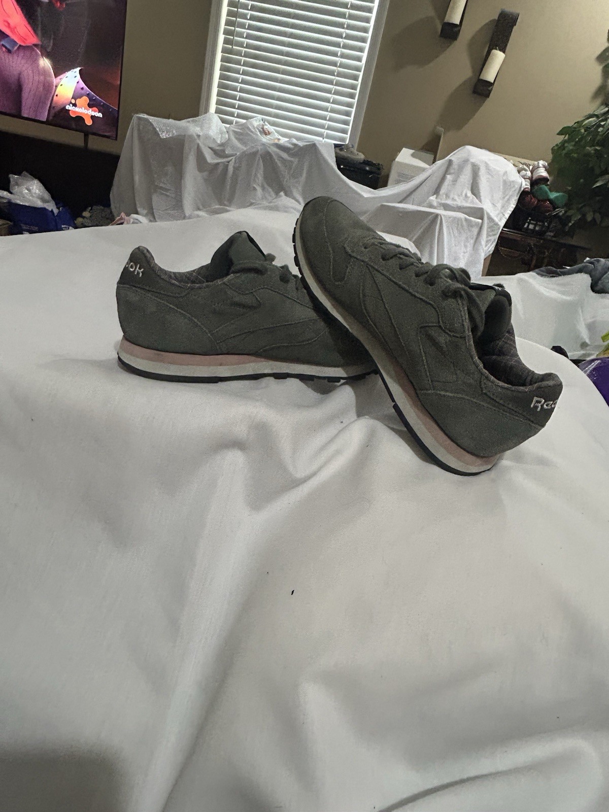 Reebok Women's Classic Sneaker Size 9 thumbnail 7