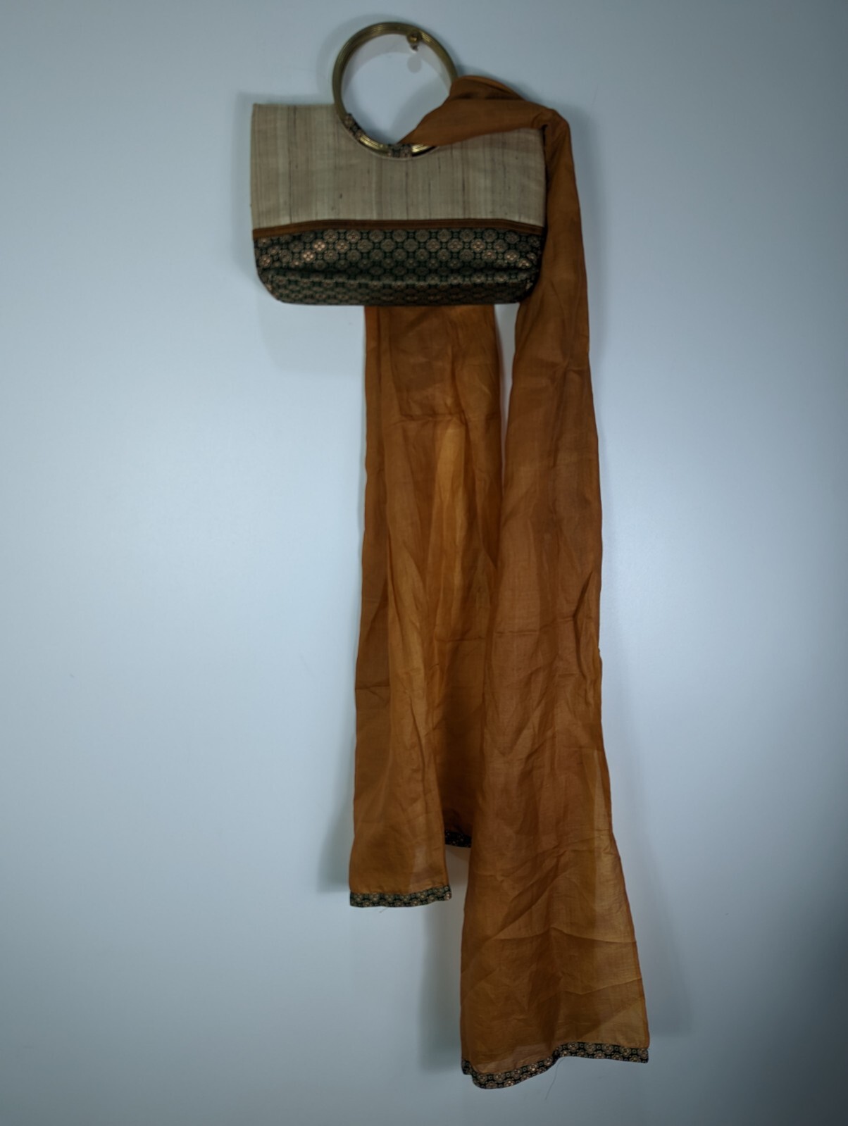 BOLSO DE MANO FABINDIA ESTILO TOTE BEIGE CON ASA DORADA bindi a juego 0834