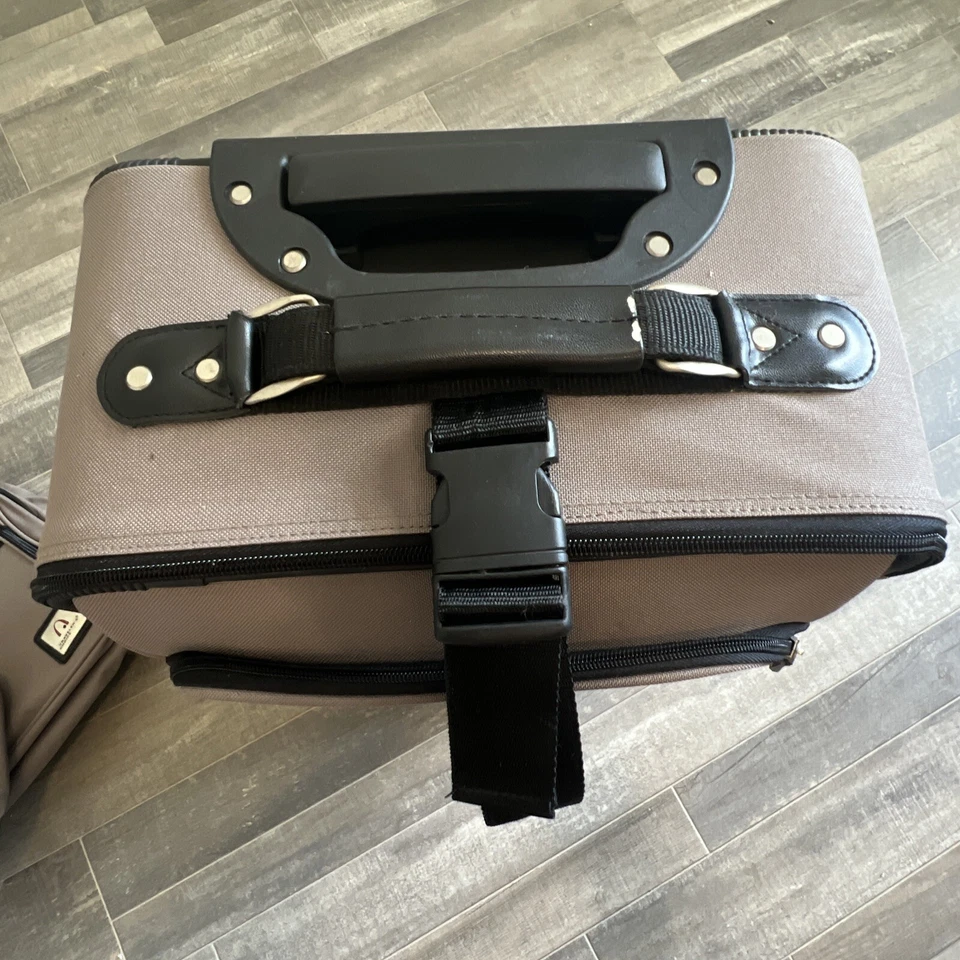 Traveler's Choice 3 Piece Luggage Set Horseshoe Hammond Casino Rolling Suitcase - Image 2 of 4