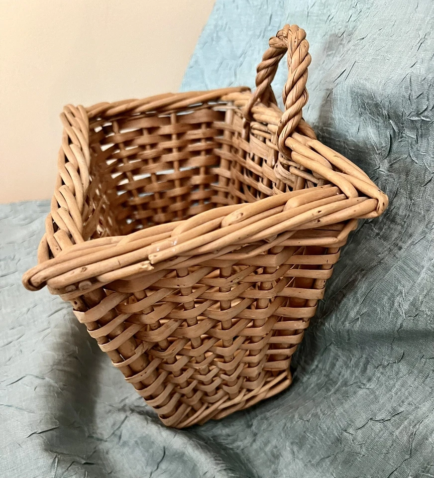 Vintage Woven Wall Basket Wedge Flower Wicker Retro Antique BOHO 10x6x6 - Image 2 of 4