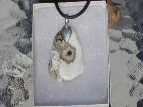 Collana con ciondolo cristallo pietra diaspro oceanico alias diaspro orbicolare forma libera - Foto 7 di 12