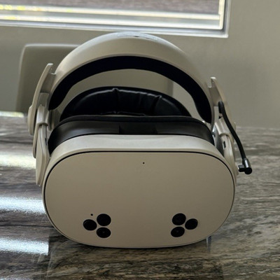 Meta Quest 3 s Standalone VR Headset White/Black w/ Touch Plus Controllers 120Hz