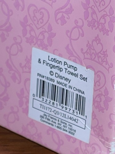 Disney Princess Castle-Shaped Lotion Soap Pump and Fingertip Towel Gift Box NEW - Picture 6 of 7