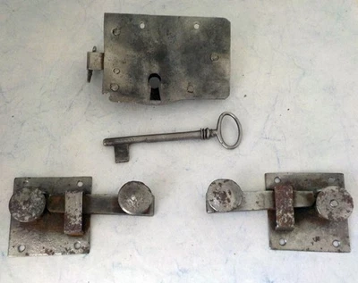 Serrure Clenche & Loquets fer forgé de style médiéval meuble coffre malle - Photo 1/4