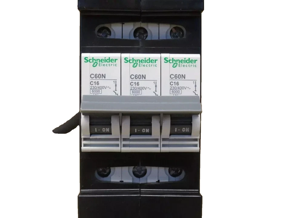 APC PDM3516IEC-620 Power Distribution Module 3 Phase 400v 3 Pole 5 Wire 16A 6.2m - Image 2 of 4