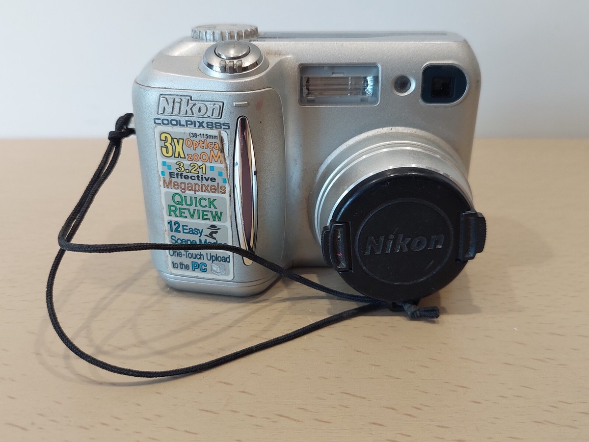 Nikon Coolpix 885 3.2MP Digital Camera - Silver. 3x Optical
