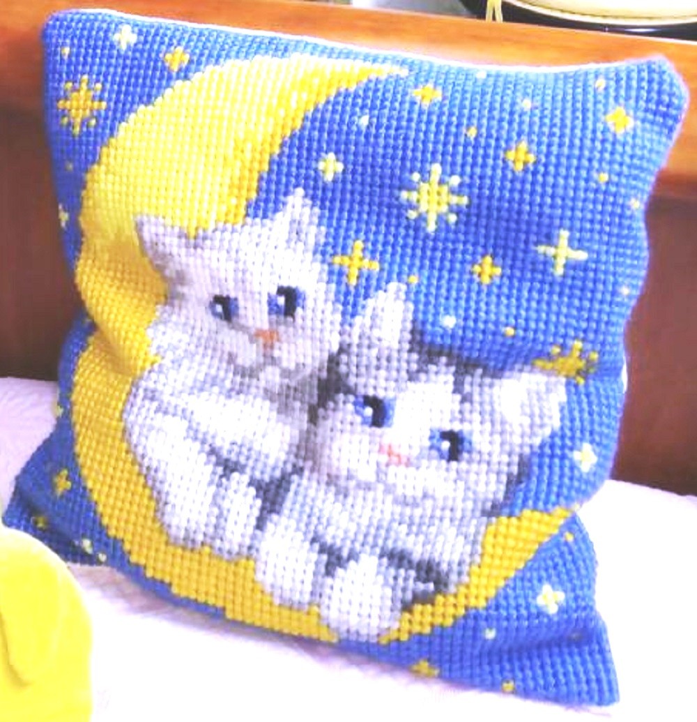 Coussin au point de croix moelleux 40x40 pour une ambiance bohème chic