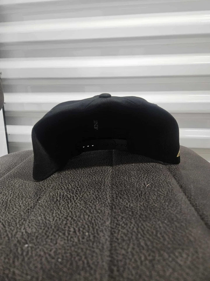 Sombrero Kyle Larson 2025 North Wilkesboro All Star Home 1/100 Raro NASCAR Dorado Negro Foto 4 de 4