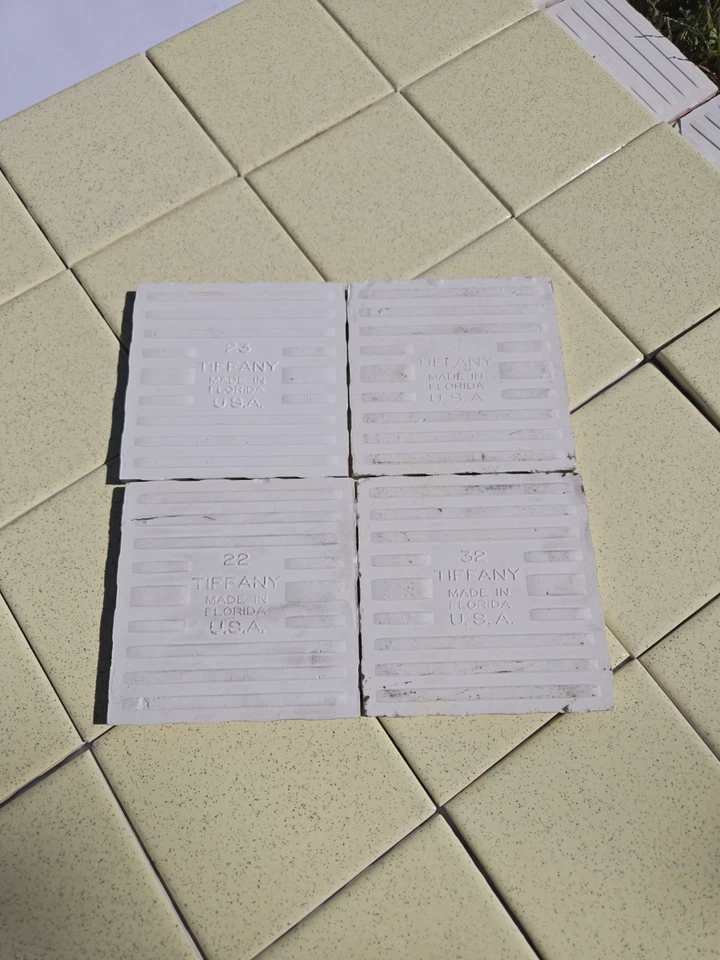 AZULEJOS DE PARED DE CERÁMICA DE COLECCIÓN AÑOS 60 NUEVO Lote 28 AMARILLO TIFFANY con manchas grises 4 3/8" Foto 2 de 4